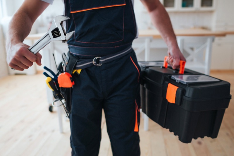 DSO Osmoni Hausmeister bei der Immobilienpflege und Instandhaltung